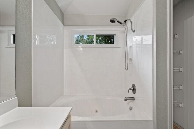 Building Photo - 2704 Greenlee Dr