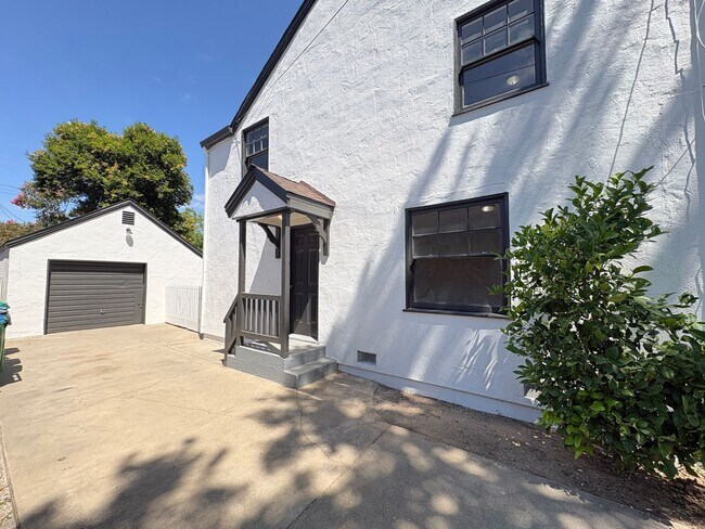 Building Photo - 11 S Hutchins St