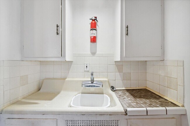 Building Photo - 22107/22109/22111 15 Mile Rd - T - Dubai 2...