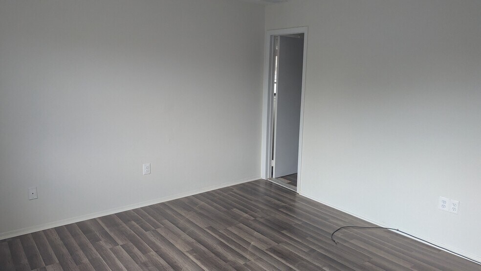 Building Photo - 1204 N Oaks Blvd