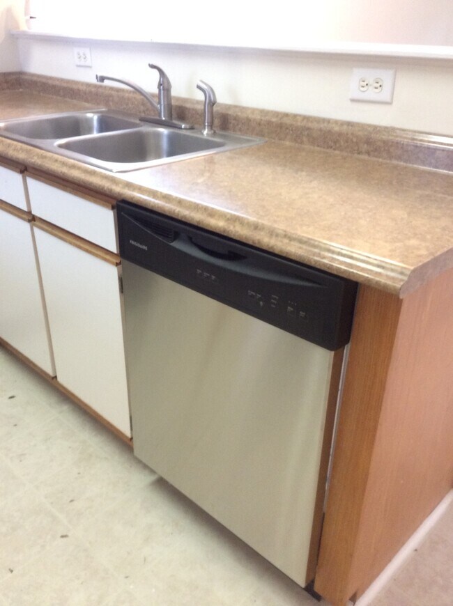 Building Photo - Updated flooring, McClelland Town homes 2BR/2Bath one level patio home, with back court yard! Clo...