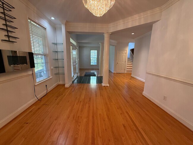 Building Photo - 935 Charter Oaks Dr