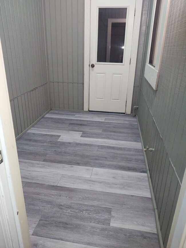Building Photo - Gorgeous 3 bedroom 2 bath townhome with FL...