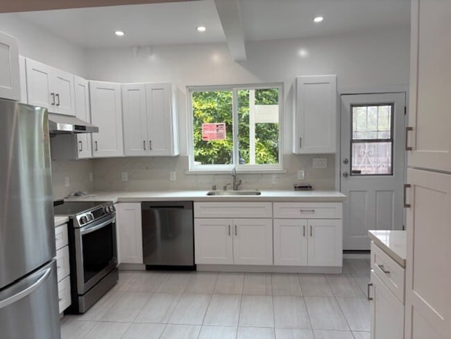 Building Photo - Beautiful Remodeled Berkeley 3 Bedroom Dup...