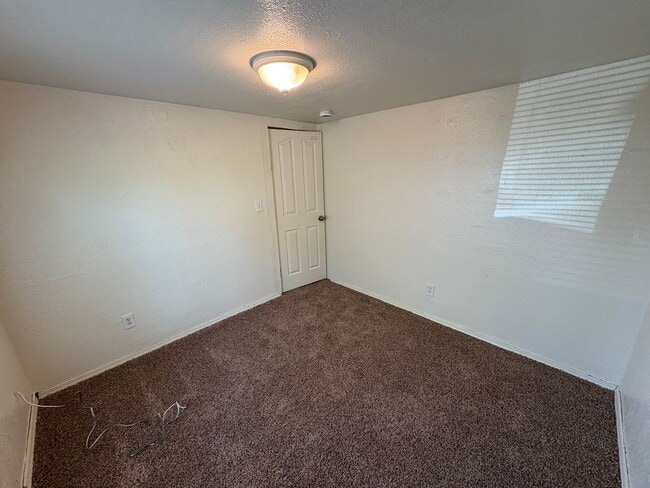 Building Photo - Dinuba Home Rent Ready !