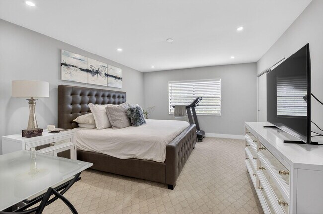 Building Photo - 9299 Vista Del Lago