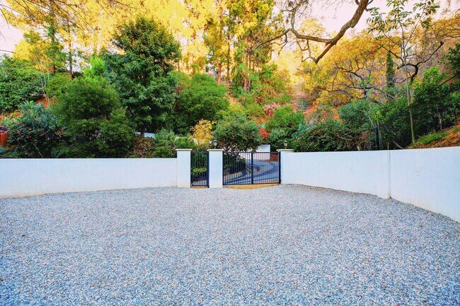 Building Photo - Fully Furnished Luxurious Spanish Mediterranean Villa in Hollywood Hills: 4-Bedroom, 2.5-Bath Ret...