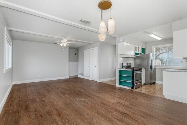 Building Photo - 2121 Travis Dr