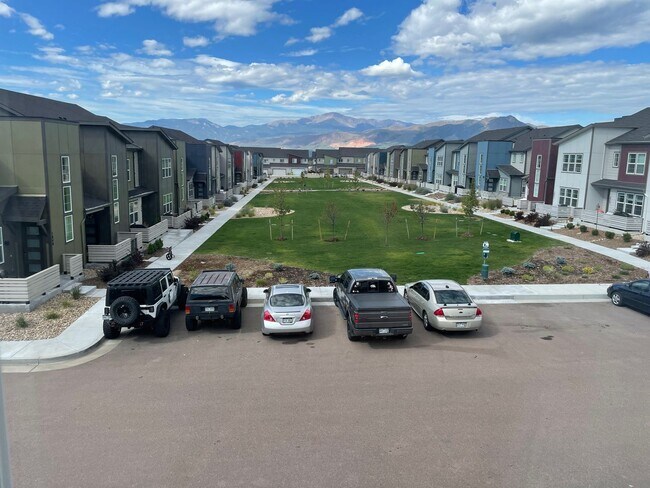 Building Photo - Beautiful and Newer 3 Bedroom Townhome in ...