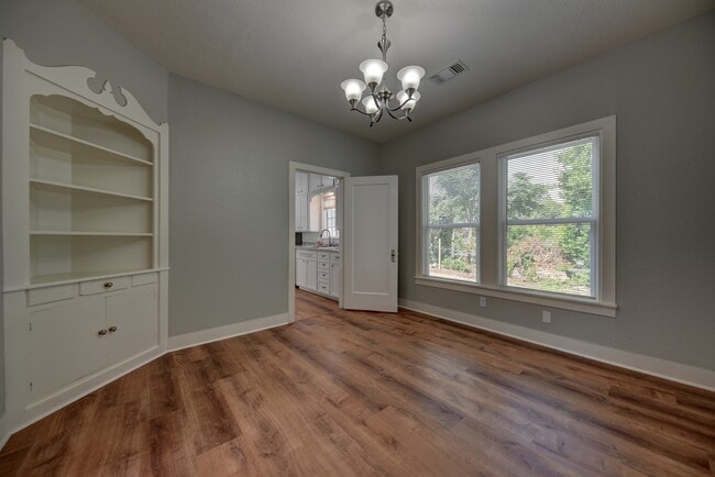 Building Photo - 909 W Main St