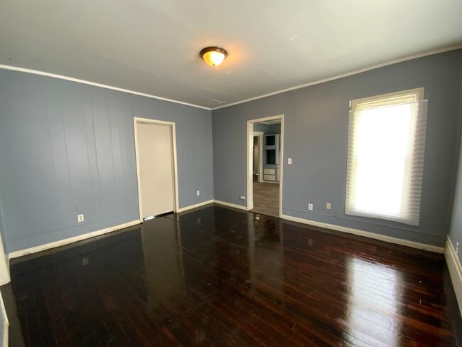 Building Photo - 526 Harvey St