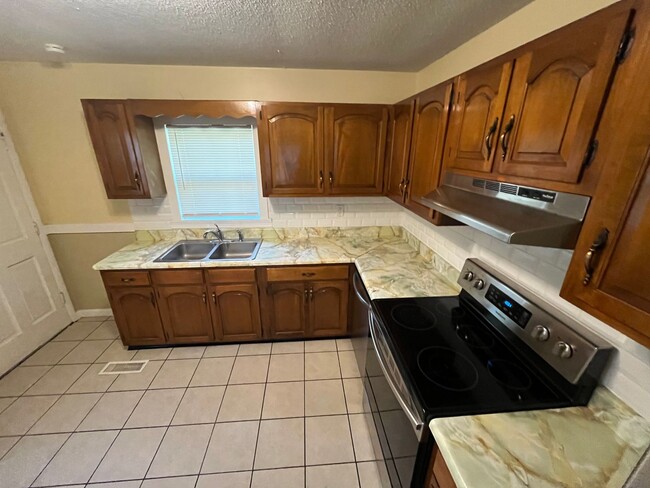 Building Photo - 3 bed 1 bath in Rossville! Leasing Special...