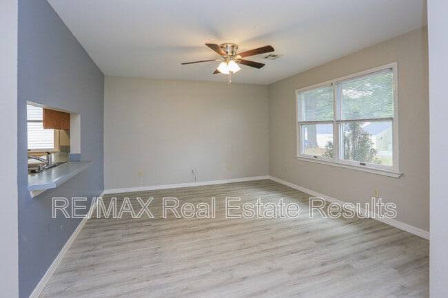 Building Photo - 205 White Oak Dr NE