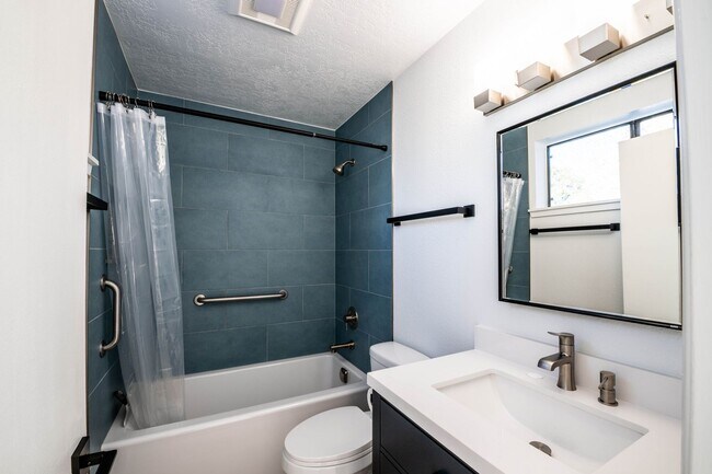 Building Photo - Absolute Gem in Pueblo Alegre (Camino De Chelly)