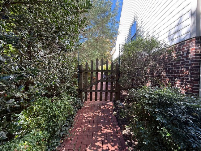 Building Photo - 935 Charter Oaks Dr