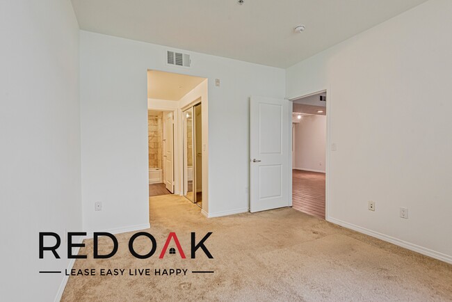 Building Photo - Gorgeous, Sun-Drenched Two Bedroom Walk Up...