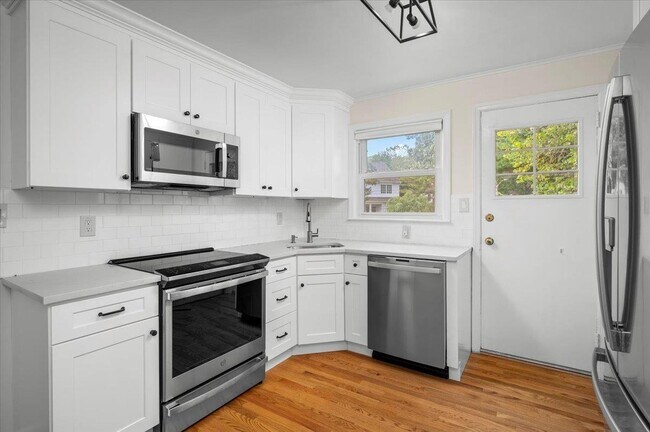 Building Photo - 714 Forest Ave
