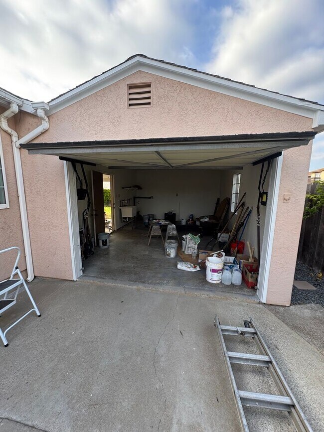 Building Photo - 5 Bedroom, 3.5 Bath, Beautiful 1,856 SQ FT...