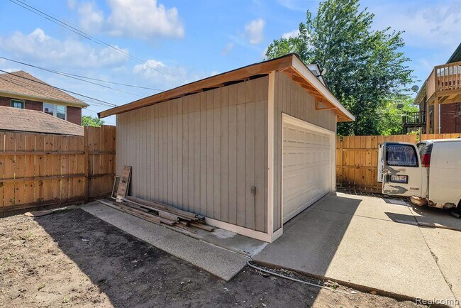 Building Photo - 3273 Cortland St