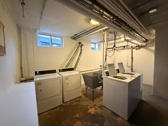 Building Photo - Turnkey Top-Floor Living in Gated Community Near City Park, Dining & Hospitals