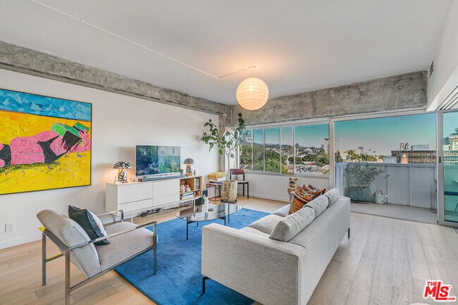 Building Photo - 7135 Hollywood Blvd