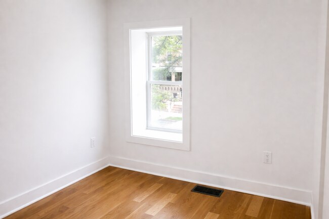 Building Photo - 727 Quebec Place NW