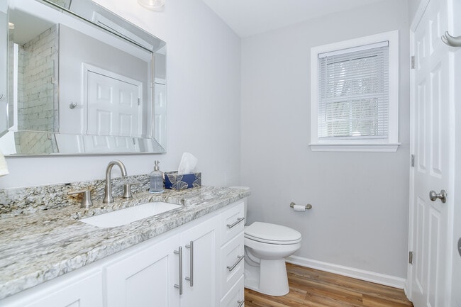 Building Photo - 4117 Knollcrest Cir N