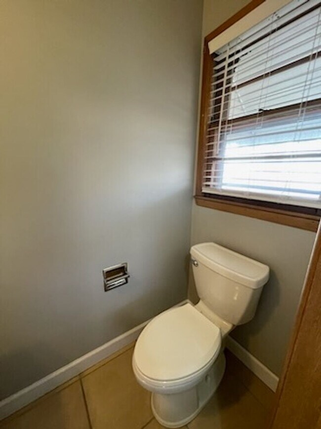 Building Photo - GREAT LOCATION!! Close to Mercy Hospital!