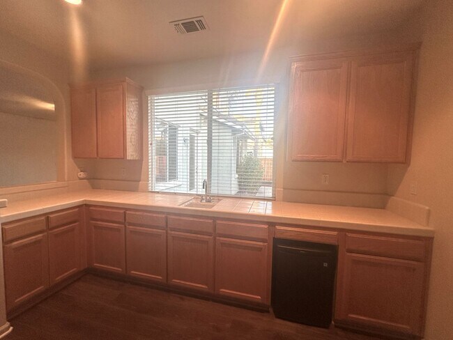 Building Photo - Reduced Price! Spacious 5 Bed, 3 Bath home...