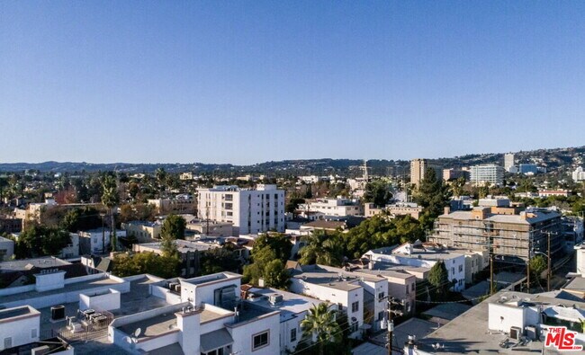 Building Photo - 132 N La Peer Dr