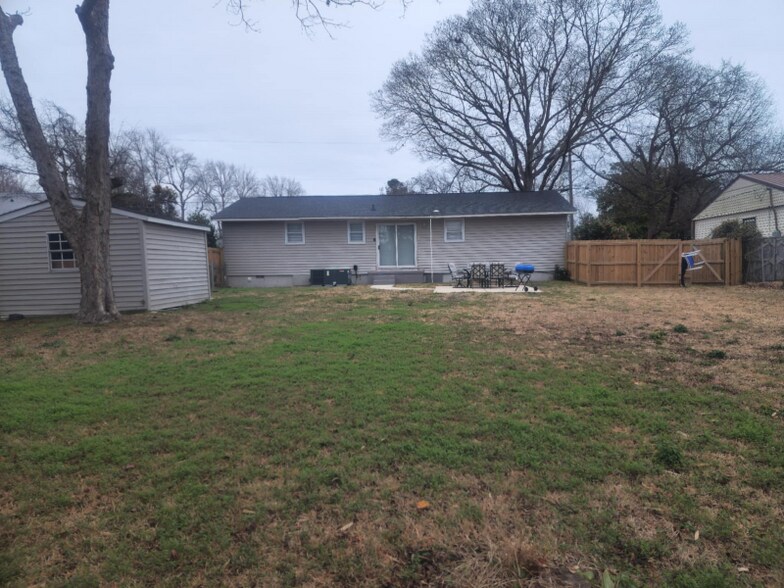 Building Photo - 725 Phillips Dr