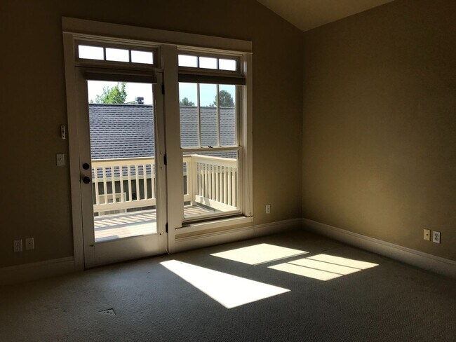 Building Photo - Beautiful Condo in Sisters w/community poo...