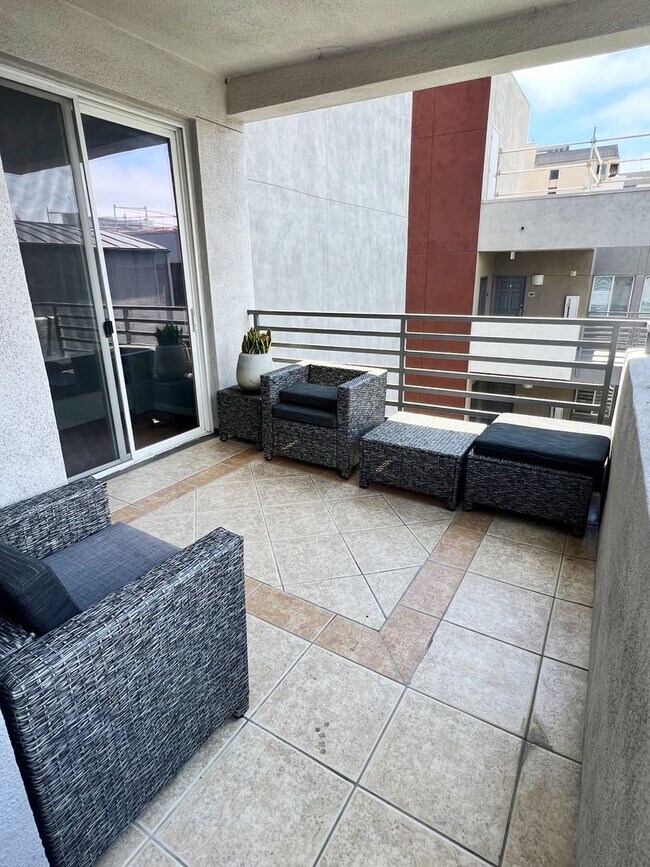 Building Photo - Beautiful 1 Bed/1 Bath Fully Furnished Lig...