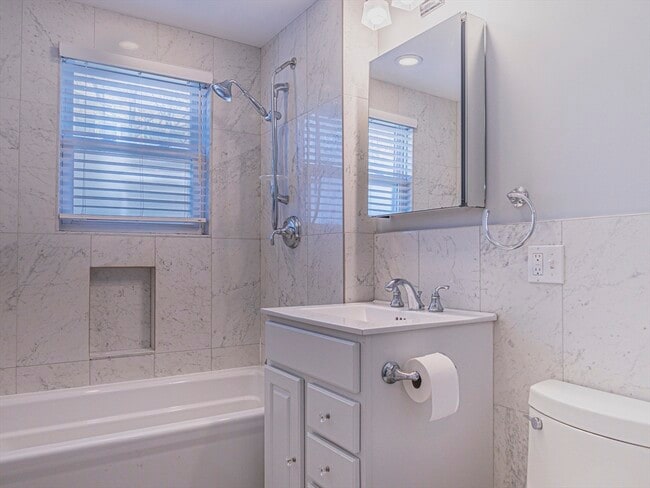 Building Photo - 8 Putnam Rd