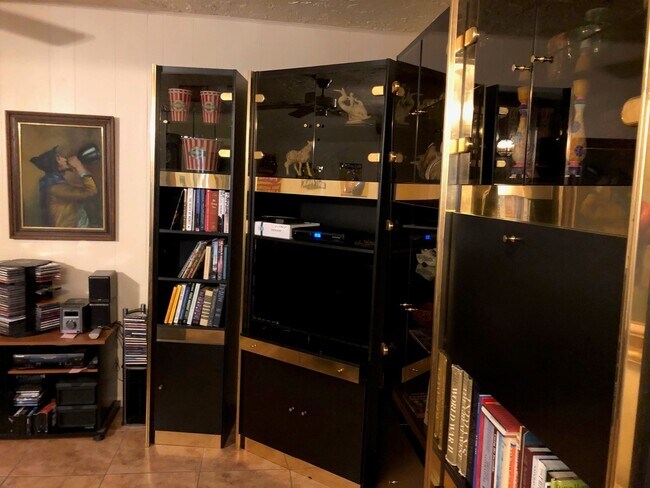 Building Photo - Lovely Home Steps Away From All the Amenities in Leisure World, in 45+ Active Adult Community Ava...