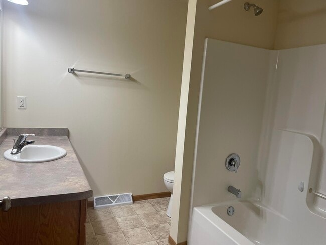 Building Photo - 2635 Parkfield Dr