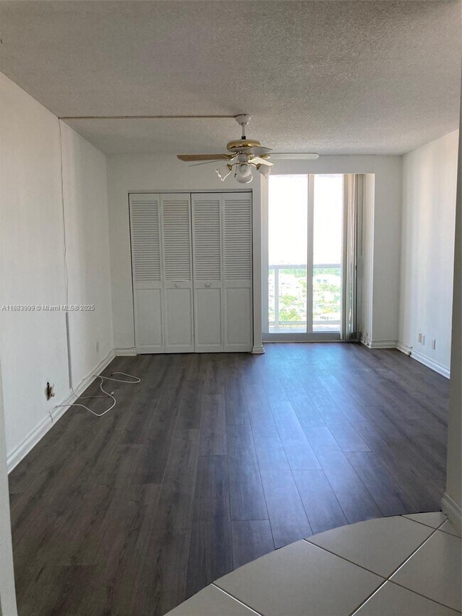 Building Photo - 100 Bayview Dr