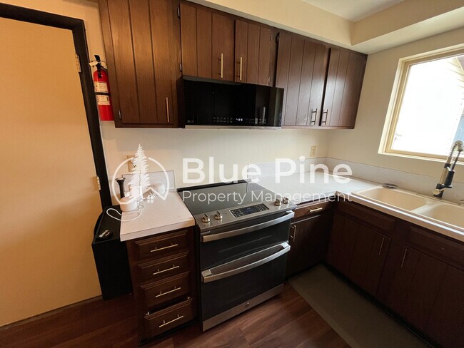 Building Photo - 1656 S Fairway Dr