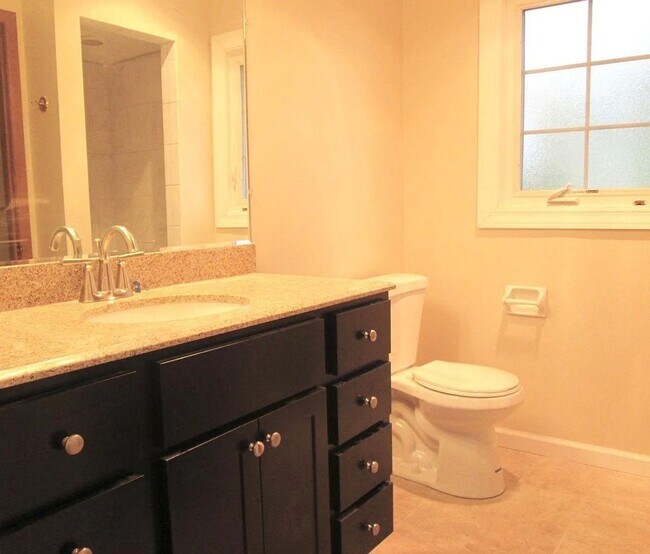 Building Photo - Desirable Mequon Home in Heart of Ville du...
