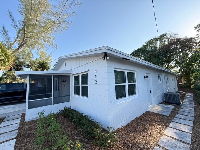 Building Photo - 912 SE Tarpon Ave