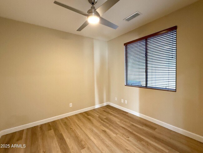 Building Photo - 1432 S Apache Dr