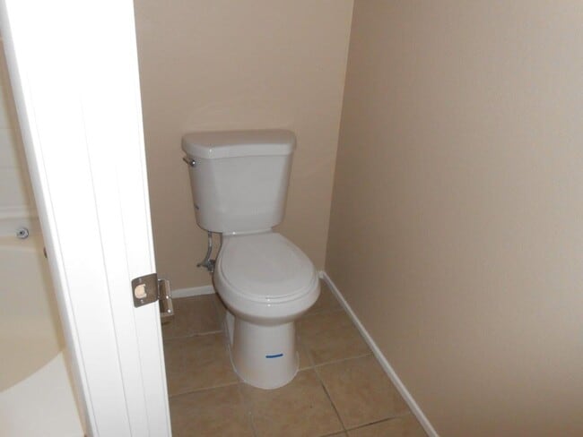 Building Photo - Beautiful Spacious Townhome in Gated Community