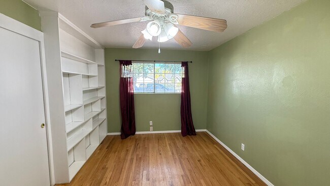 Building Photo - ***JUST REDUCED!!!*** 5-Bedroom Family Home with Large Yard & Prime Location in Visalia