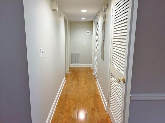 Building Photo - 82 Montre Square NW