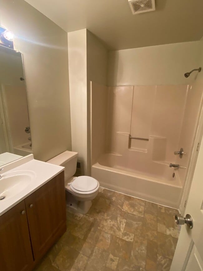 Building Photo - 607 Emerald Dr