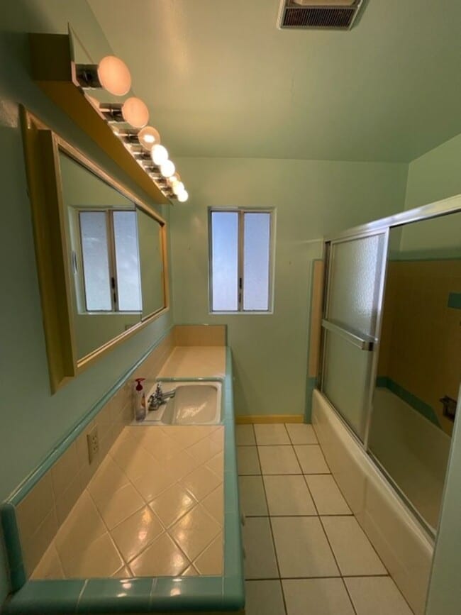 Building Photo - Farm House Living MOVE IN SPECIAL