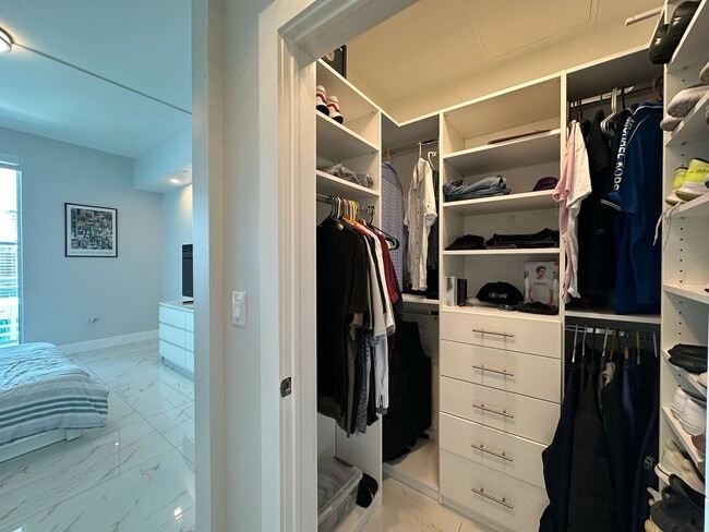 Building Photo - 950 Brickell Bay Dr