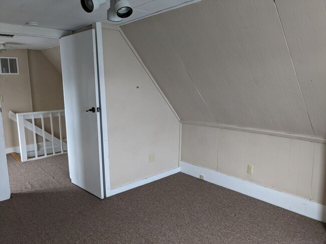 Building Photo - 3 Bed 2 Bath House Near Downtown Belgrade - Dogs Negotiable!