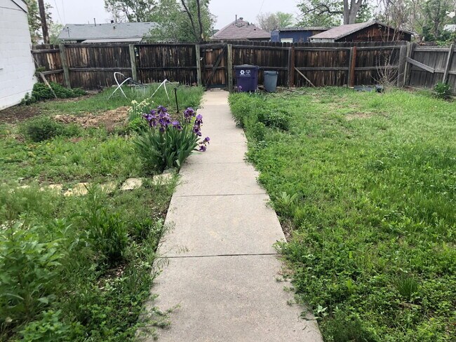Building Photo - "Charming 4-Bedroom Oasis with 2 Full Bath...