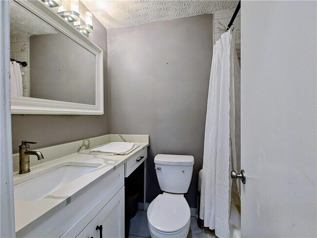 Building Photo - 2805 Northeast Expy